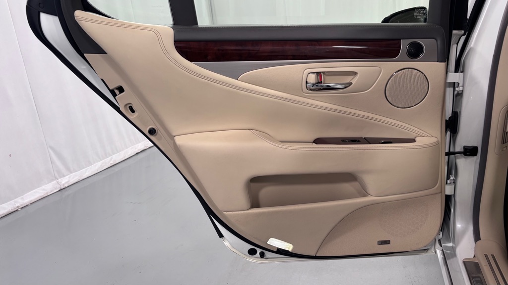 Photo 24 of this LEXUS LS 460