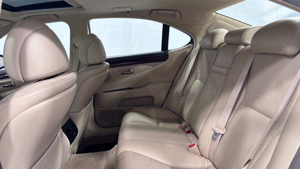 Photo 23 of this LEXUS LS 460