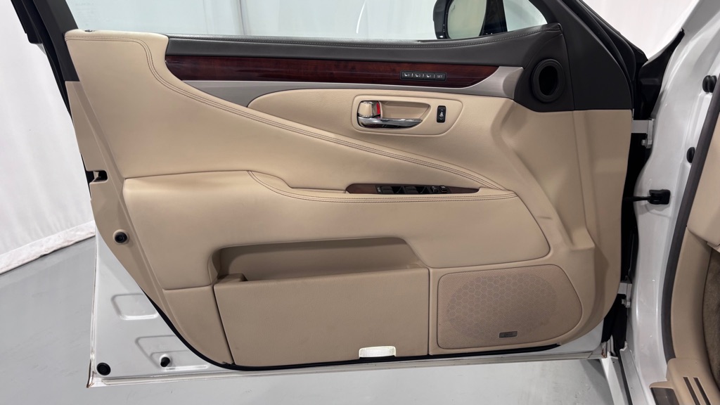 Photo 17 of this LEXUS LS 460