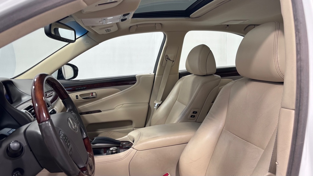 Photo 12 of this LEXUS LS 460