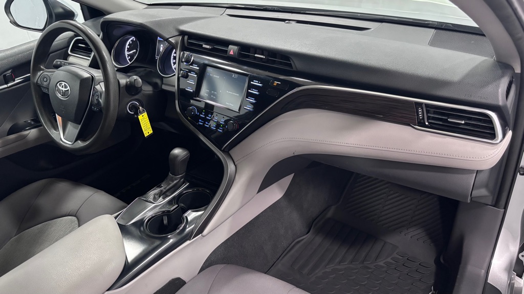 Photo 18 of this TOYOTA CAMRY LE