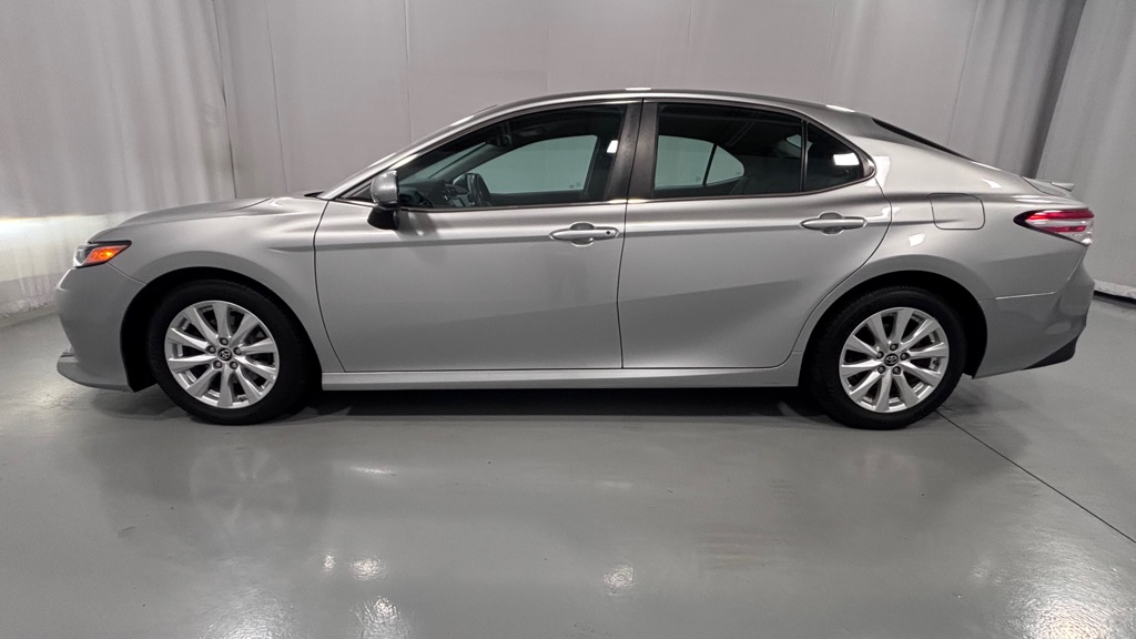 Photo 8 of this TOYOTA CAMRY LE