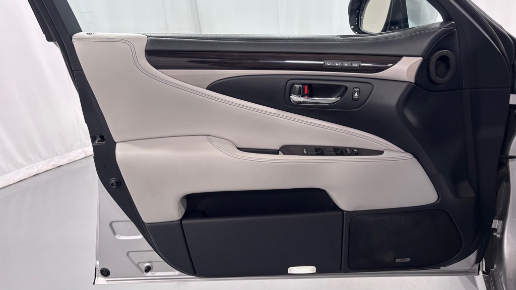 Photo 17 of this LEXUS LS 460 ULTR LUX