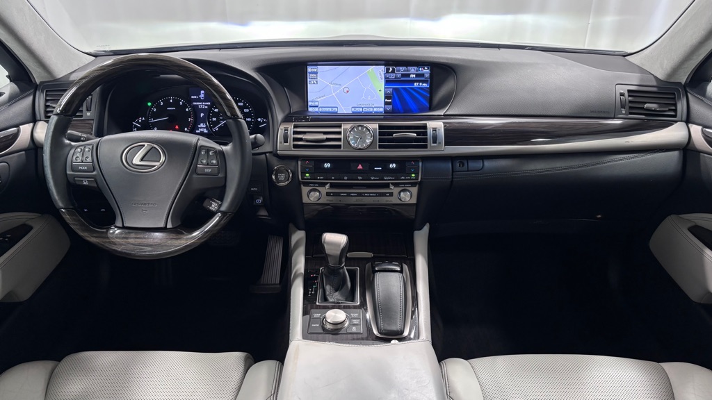 Photo 10 of this LEXUS LS 460 ULTR LUX
