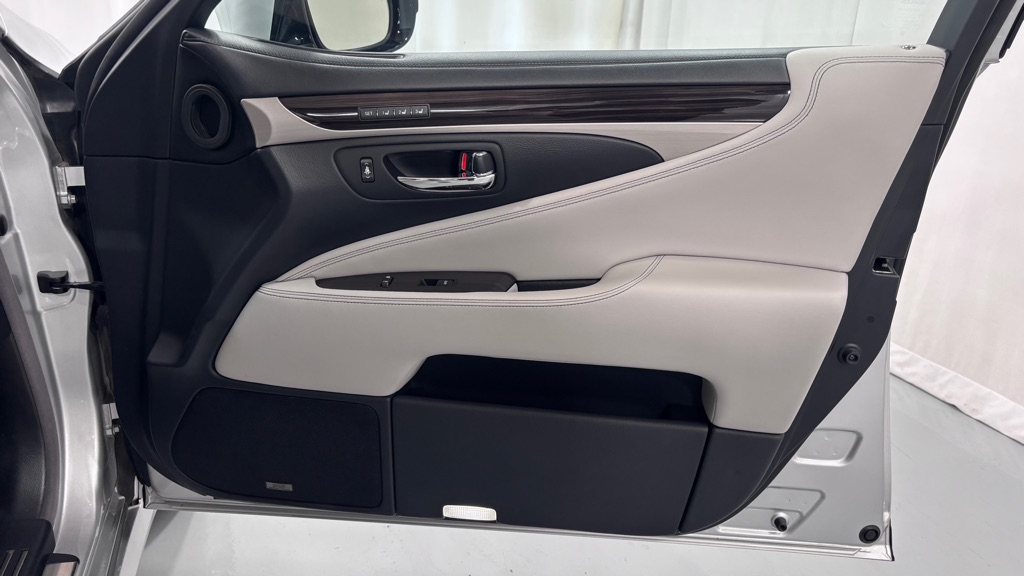 Photo 21 of this LEXUS LS 460 ULTR LUX