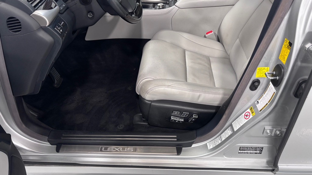 Photo 11 of this LEXUS LS 460 ULTR LUX