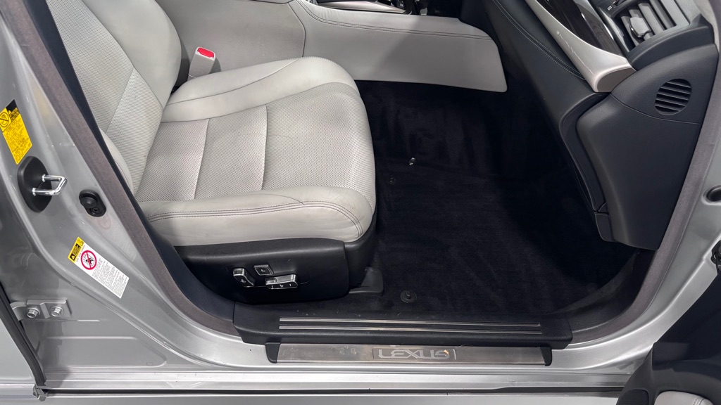 Photo 19 of this LEXUS LS 460 ULTR LUX