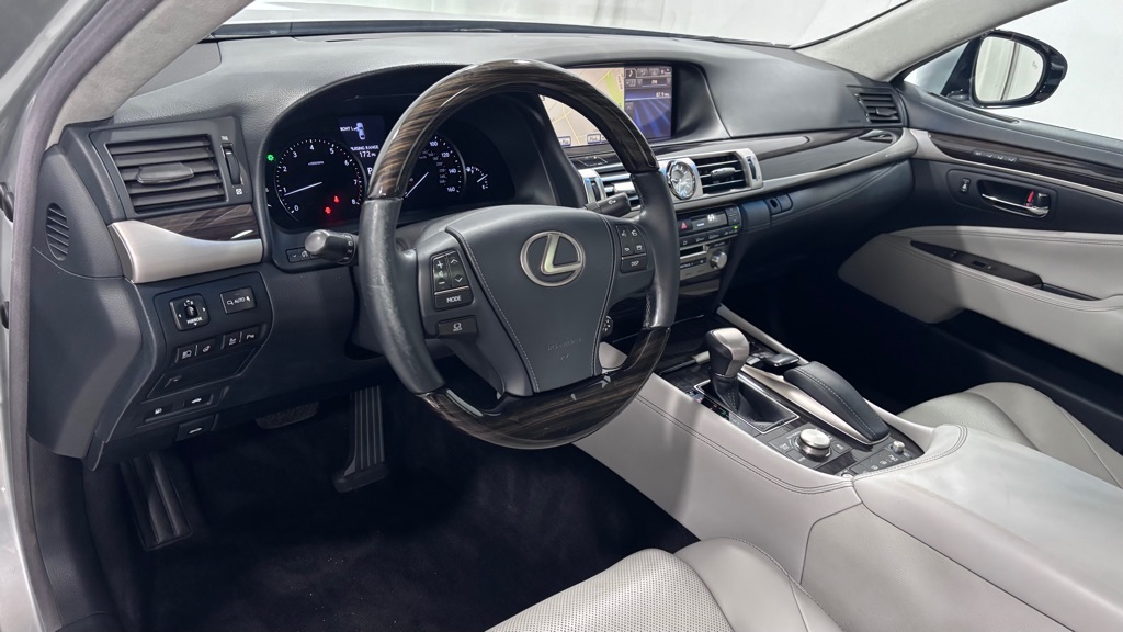 Photo 9 of this LEXUS LS 460 ULTR LUX
