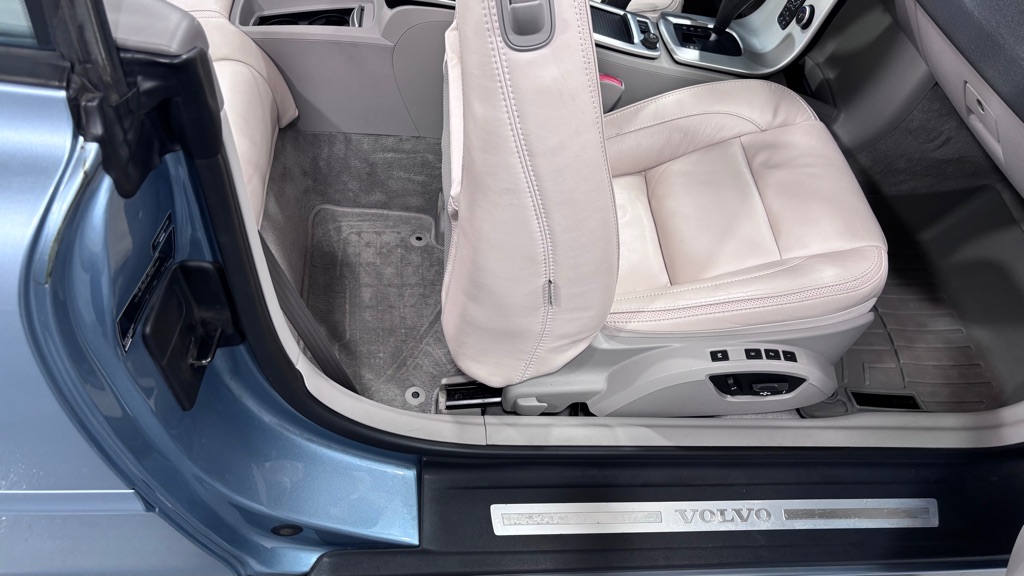Photo 32 of this VOLVO C70 T5