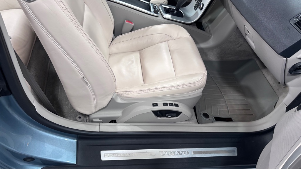 Photo 27 of this VOLVO C70 T5