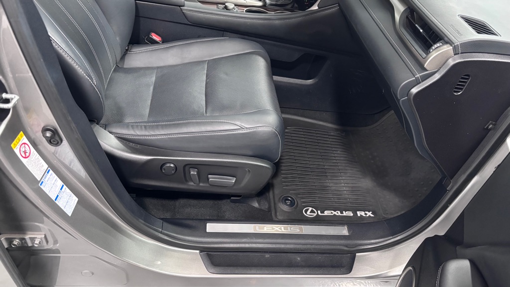 Photo 19 of this LEXUS RX 350