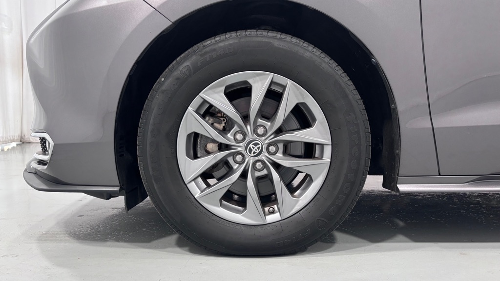 Photo 29 of this TOYOTA SIENNA XLE 7PAS