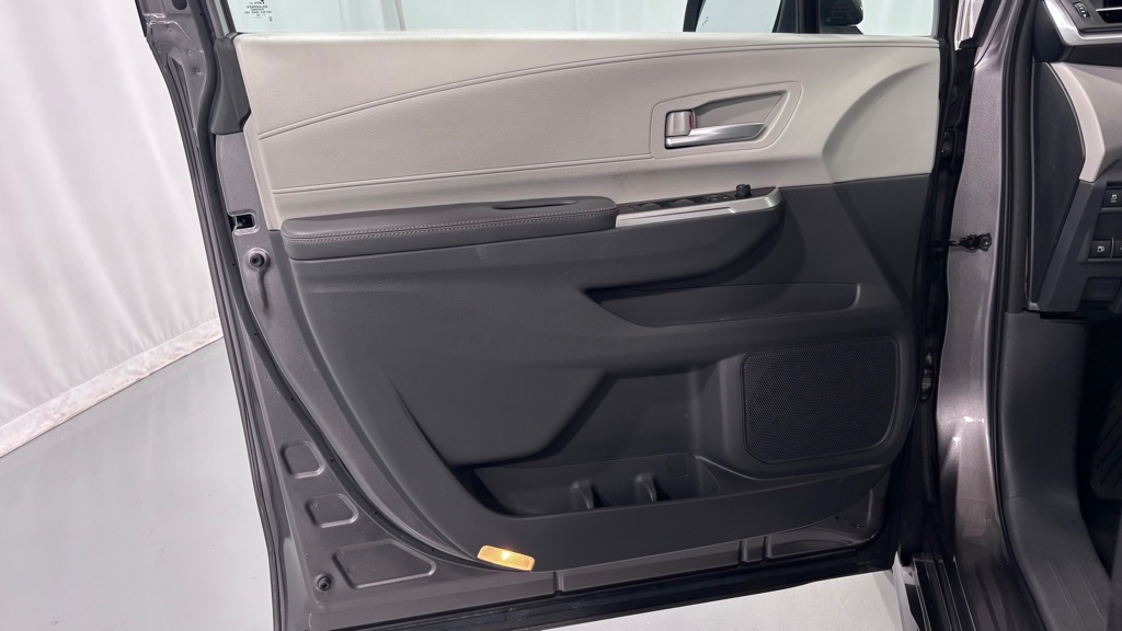 Photo 17 of this TOYOTA SIENNA XLE 7PAS
