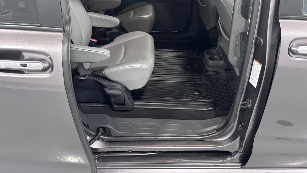 Photo 24 of this TOYOTA SIENNA XLE 7PAS