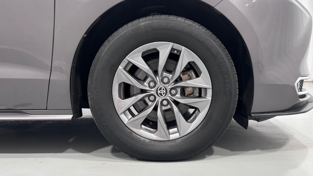 Photo 31 of this TOYOTA SIENNA XLE 7PAS