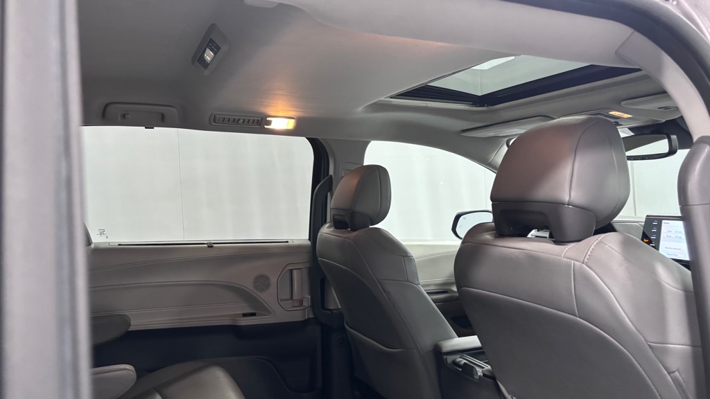 Photo 26 of this TOYOTA SIENNA XLE 7PAS