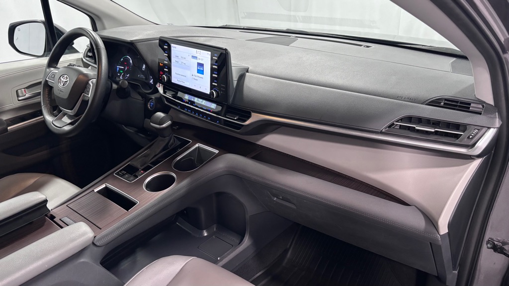 Photo 18 of this TOYOTA SIENNA XLE 7PAS