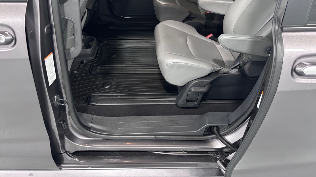 Photo 22 of this TOYOTA SIENNA XLE 7PAS