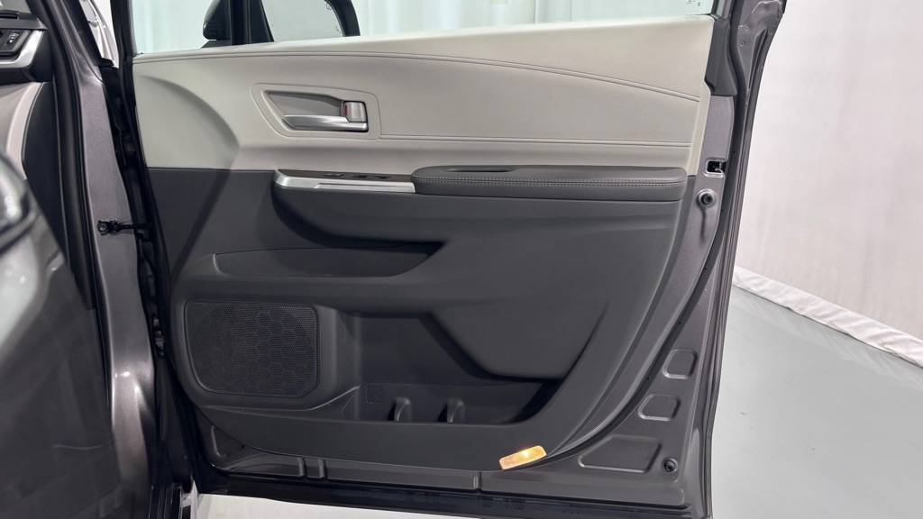 Photo 21 of this TOYOTA SIENNA XLE 7PAS