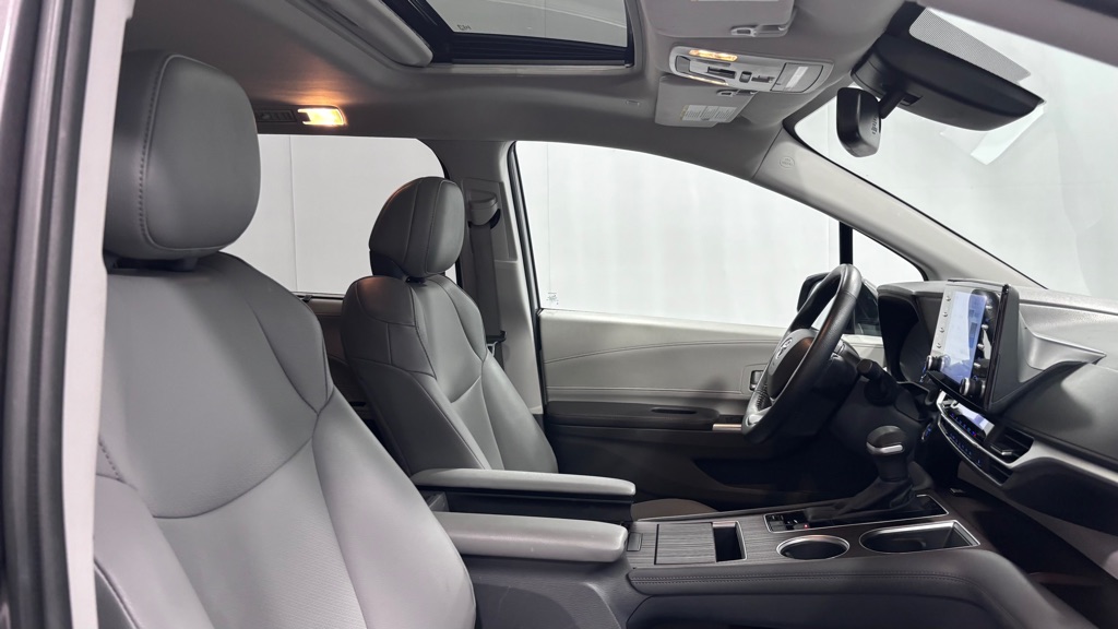 Photo 20 of this TOYOTA SIENNA XLE 7PAS