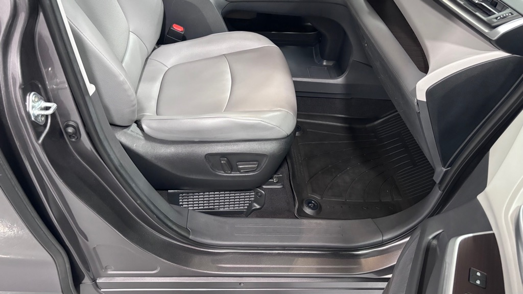 Photo 19 of this TOYOTA SIENNA XLE 7PAS