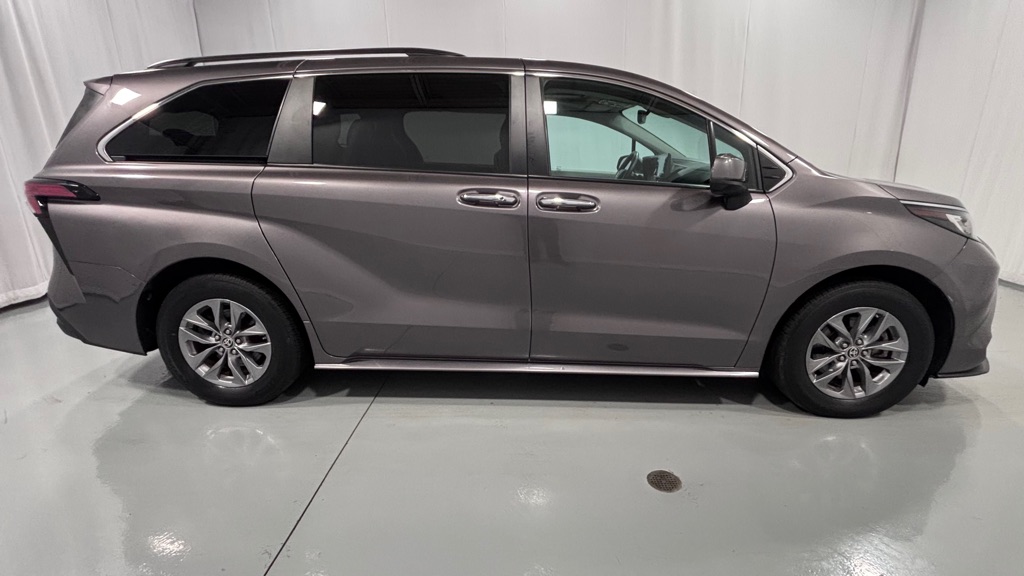 Photo 4 of this TOYOTA SIENNA XLE 7PAS