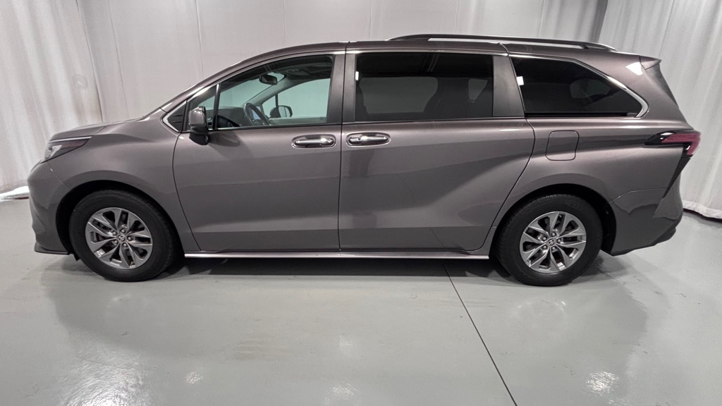 Photo 8 of this TOYOTA SIENNA XLE 7PAS