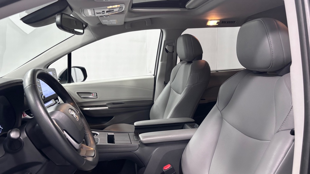 Photo 12 of this TOYOTA SIENNA XLE 7PAS