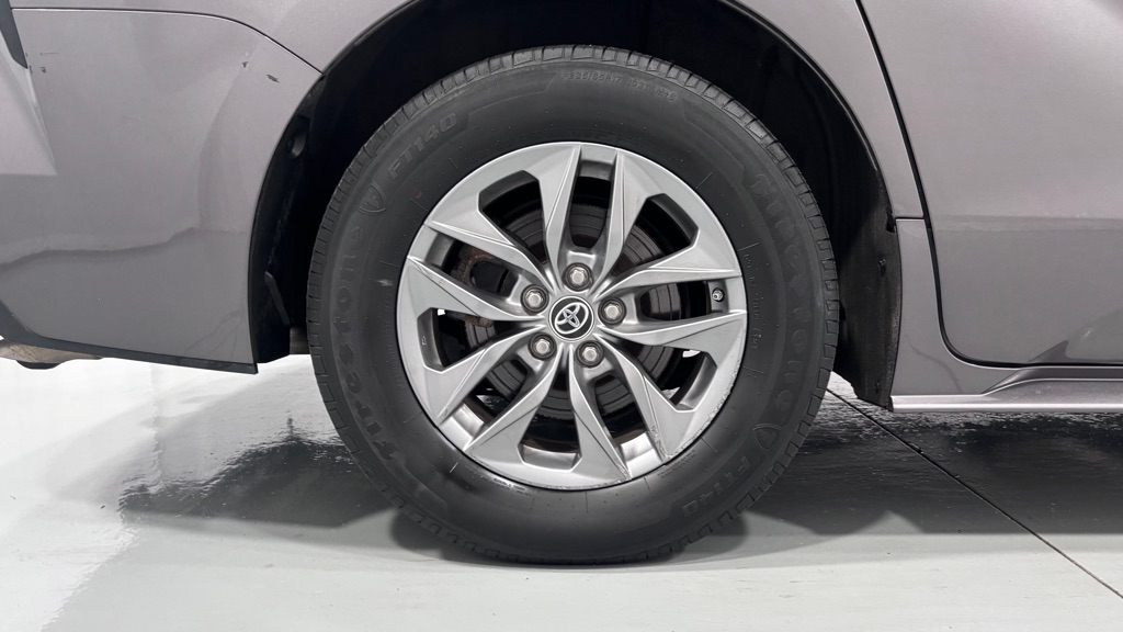 Photo 32 of this TOYOTA SIENNA XLE 7PAS