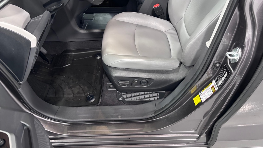 Photo 11 of this TOYOTA SIENNA XLE 7PAS