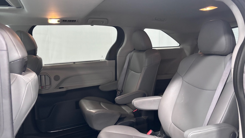 Photo 23 of this TOYOTA SIENNA XLE 7PAS