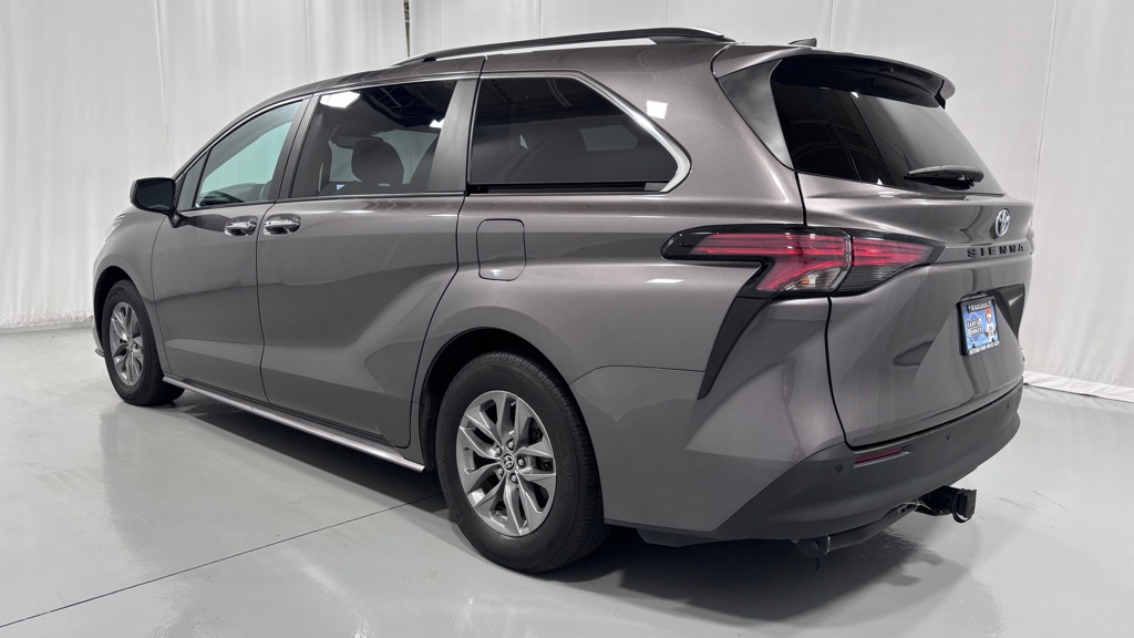 Photo 7 of this TOYOTA SIENNA XLE 7PAS