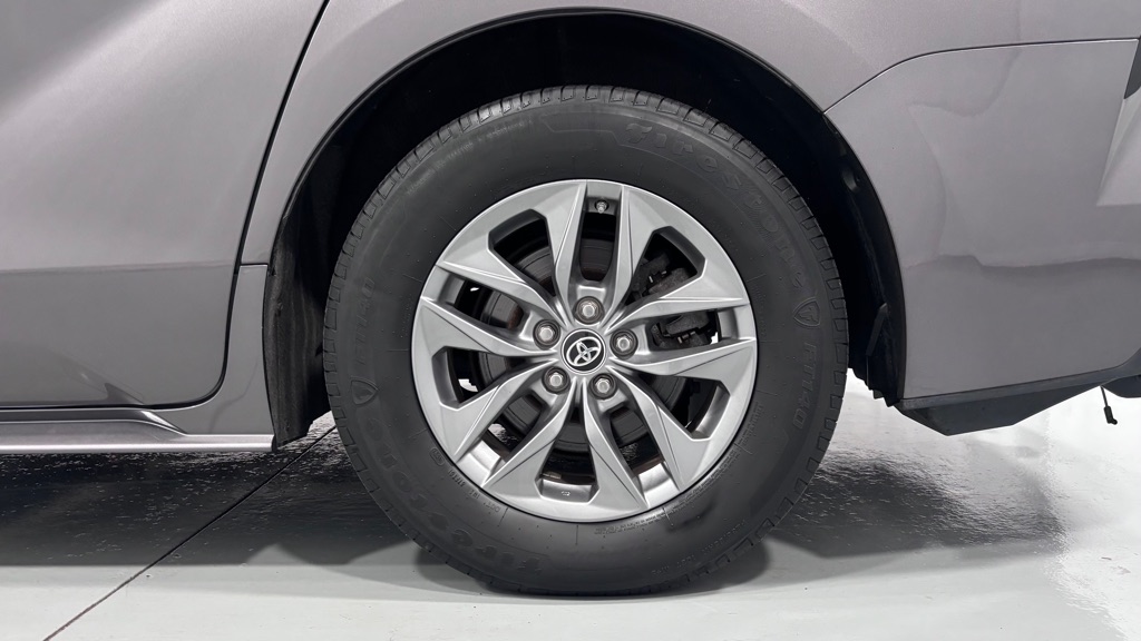 Photo 30 of this TOYOTA SIENNA XLE 7PAS