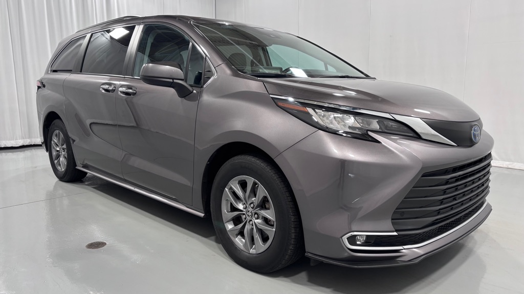 Photo 3 of this TOYOTA SIENNA XLE 7PAS