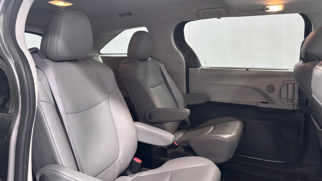 Photo 25 of this TOYOTA SIENNA XLE 7PAS