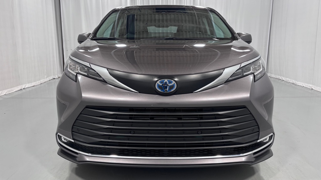 Photo 2 of this TOYOTA SIENNA XLE 7PAS