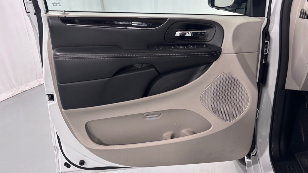 Photo 17 of this DODGE GRAND CARAVAN
