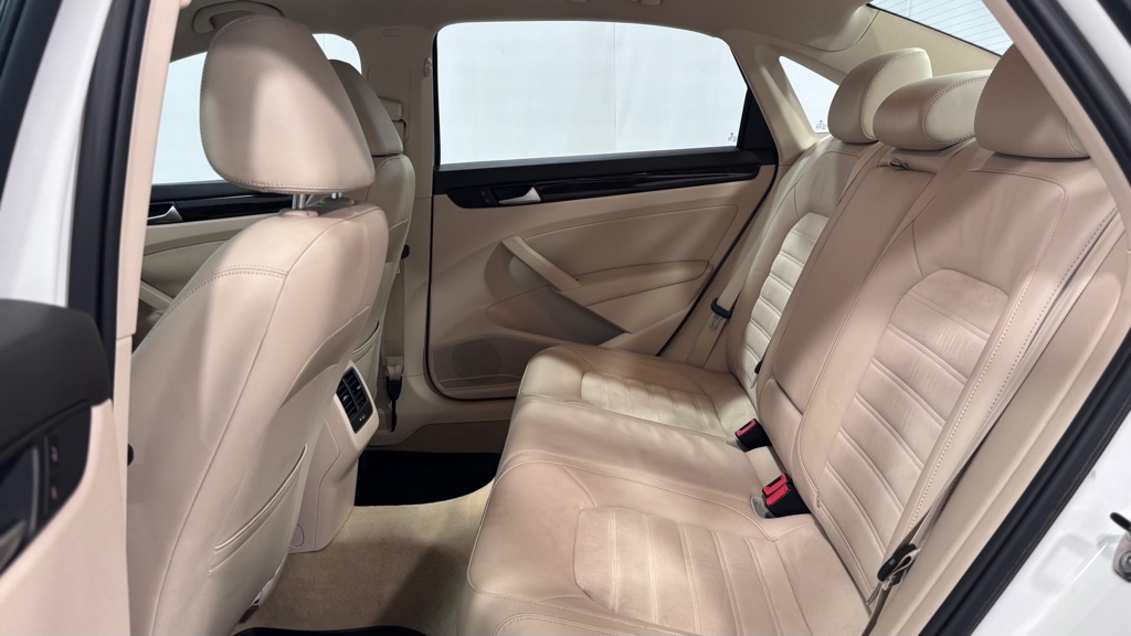 Photo 23 of this VOLKSWAGEN PASSAT TDI