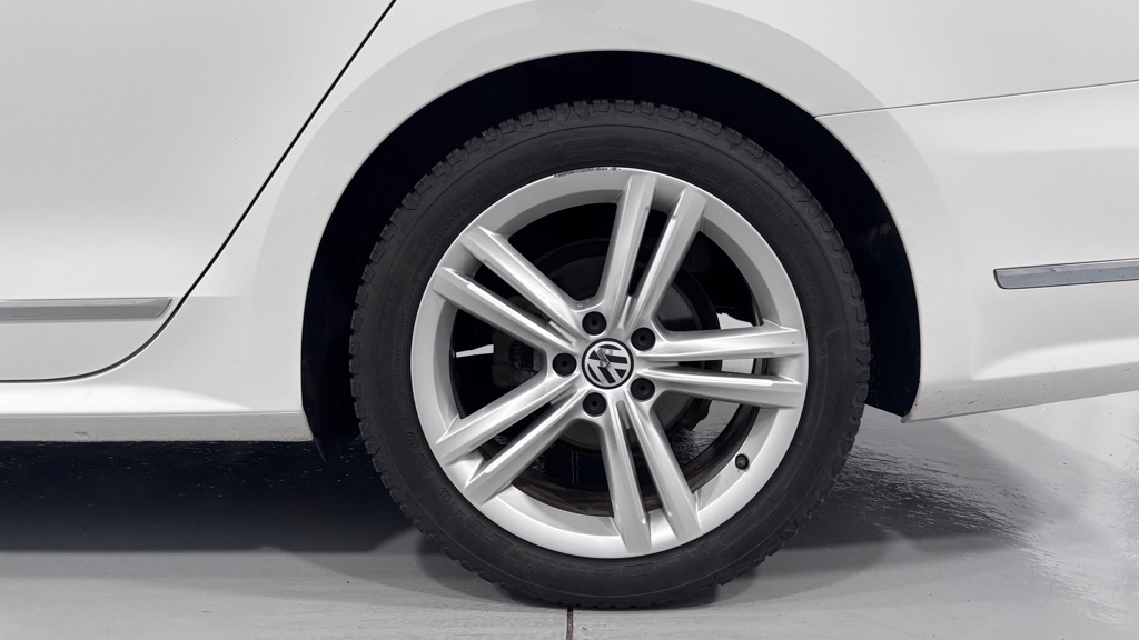 Photo 32 of this VOLKSWAGEN PASSAT TDI