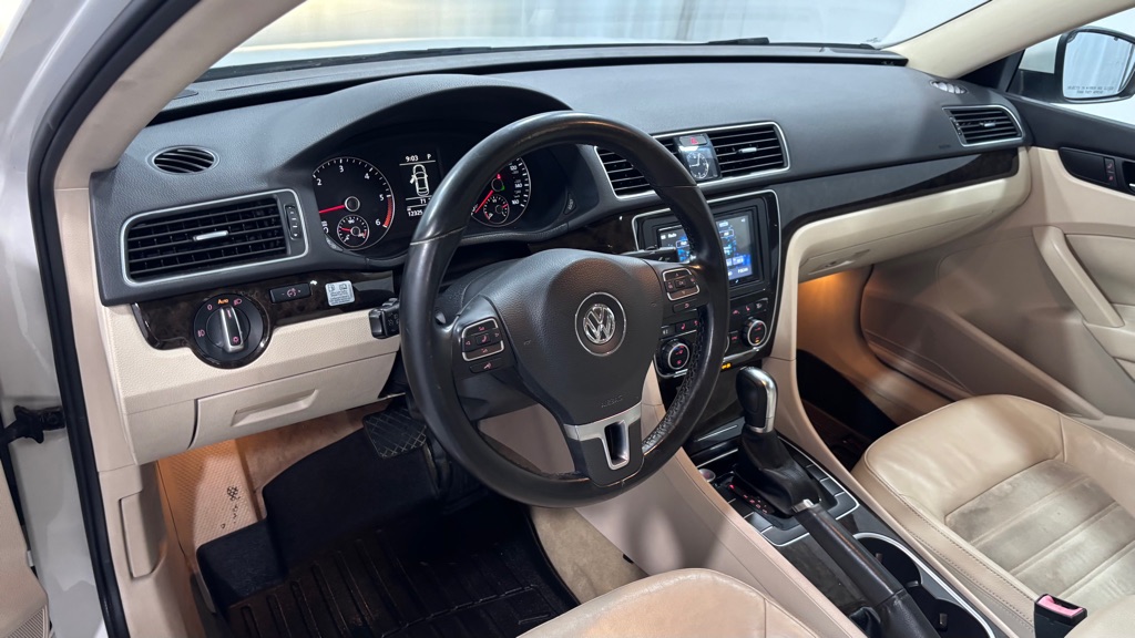Photo 9 of this VOLKSWAGEN PASSAT TDI