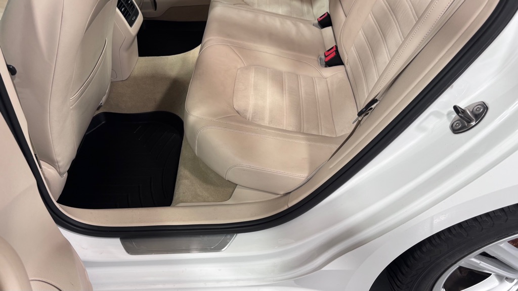 Photo 22 of this VOLKSWAGEN PASSAT TDI