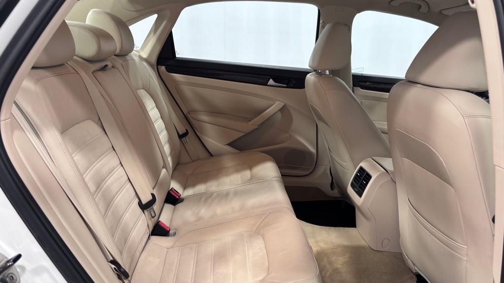 Photo 26 of this VOLKSWAGEN PASSAT TDI