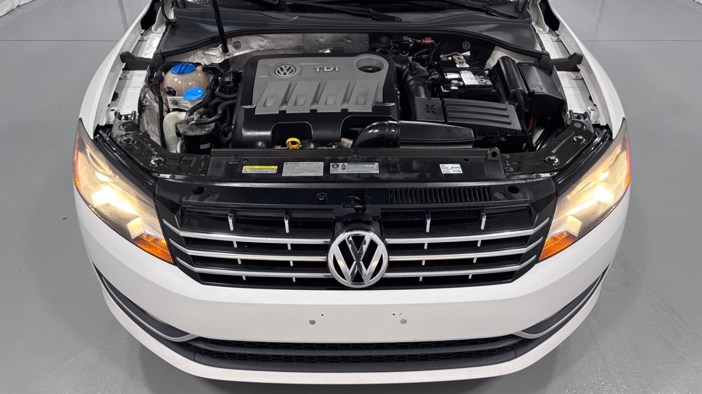 Photo 30 of this VOLKSWAGEN PASSAT TDI