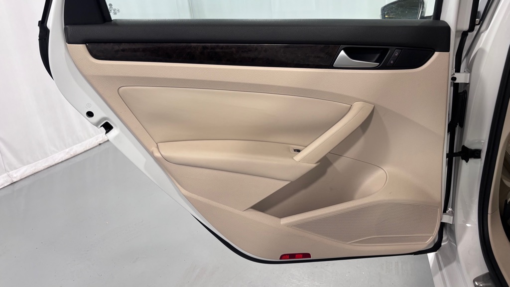 Photo 24 of this VOLKSWAGEN PASSAT TDI