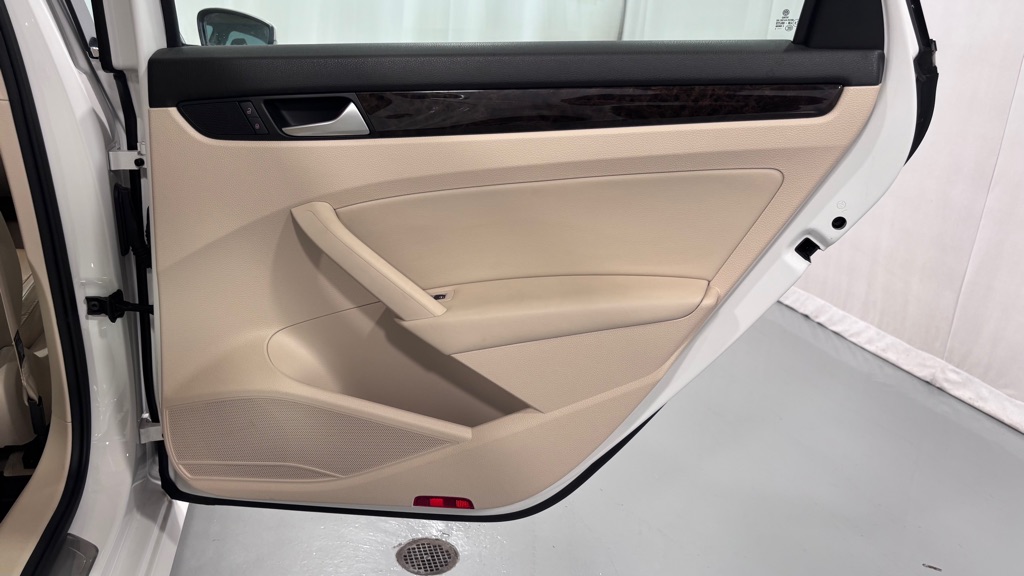 Photo 28 of this VOLKSWAGEN PASSAT TDI