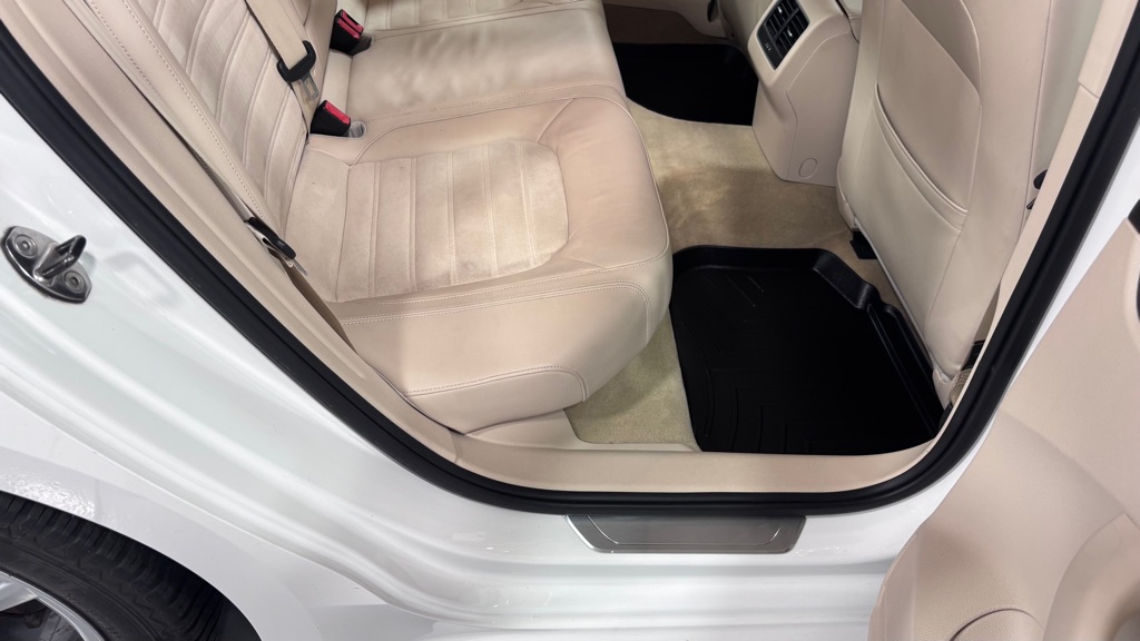 Photo 25 of this VOLKSWAGEN PASSAT TDI