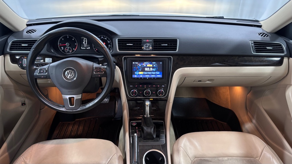 Photo 10 of this VOLKSWAGEN PASSAT TDI