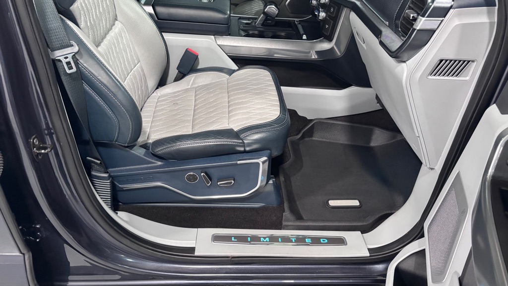 Photo 19 of this FORD F150 LIMITED