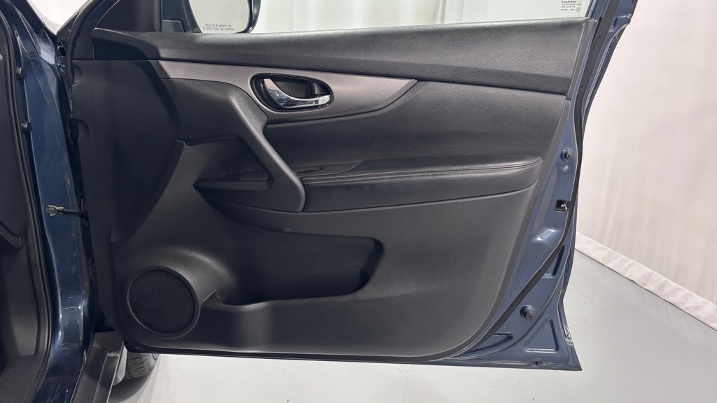 Photo 21 of this NISSAN ROGUE SV