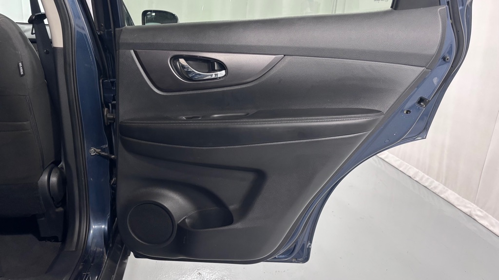 Photo 28 of this NISSAN ROGUE SV